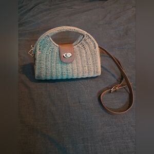 Stylish Straw Woven Crossbody Bag with Faux Leather Strap